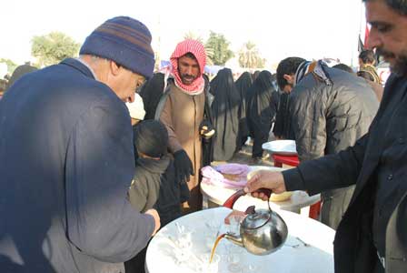طلبة وأساتذة جامعة أهل البيت عليهم السلام في خدمة زوار الأربعين