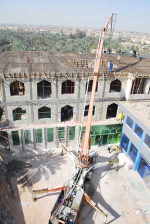 صب سقف الطابق الثالث لكلية الآداب والشريعة الاسلامية في جامعة أهل البيت عليهم السلام